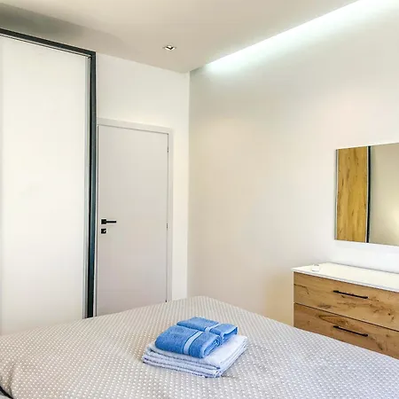 Apartment One Bedroom 1172 *