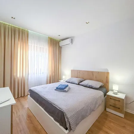 One Bedroom 1172 Apartment *